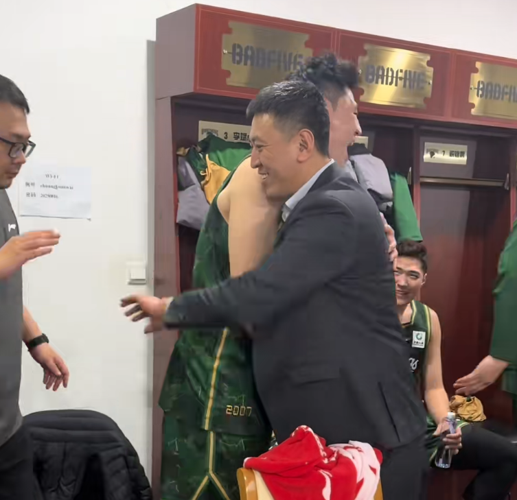 胜深圳更衣室！全员兴奋氛围极佳，汉兹领奖发懵，王世龙得金链子