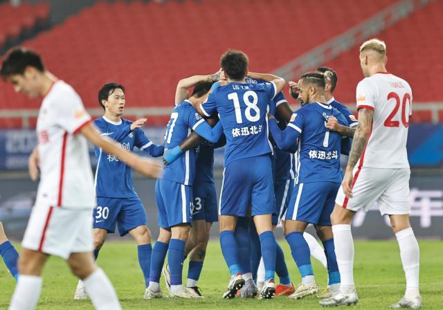 半岛体育官网-还靠定位球!三镇完胜梅州 积分追平山东夺回榜首