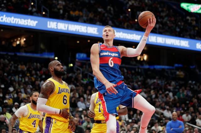 半岛体育网址-末节16分+隔扣詹皇 波神抢戏詹姆斯里程碑之夜